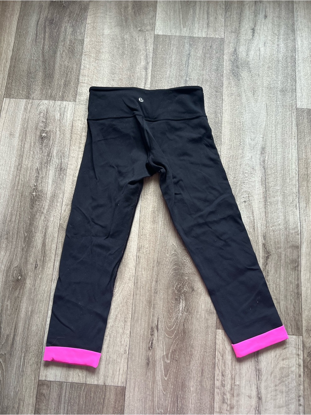 Lululemon Women’s Cropped Black Leggings with pink Cuff